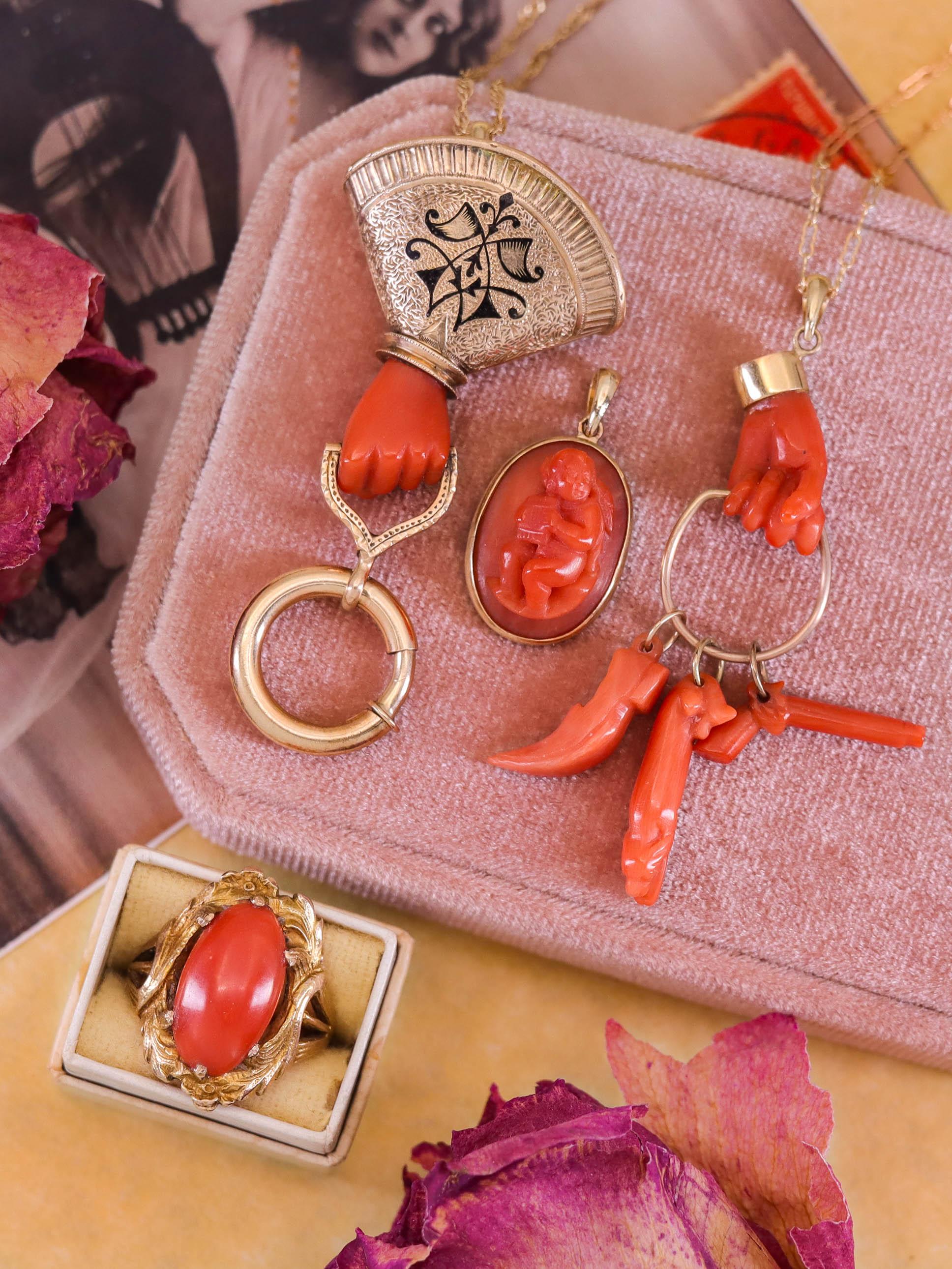 Collier en or 14k avec porte-bonheur en corail antique en vente 4