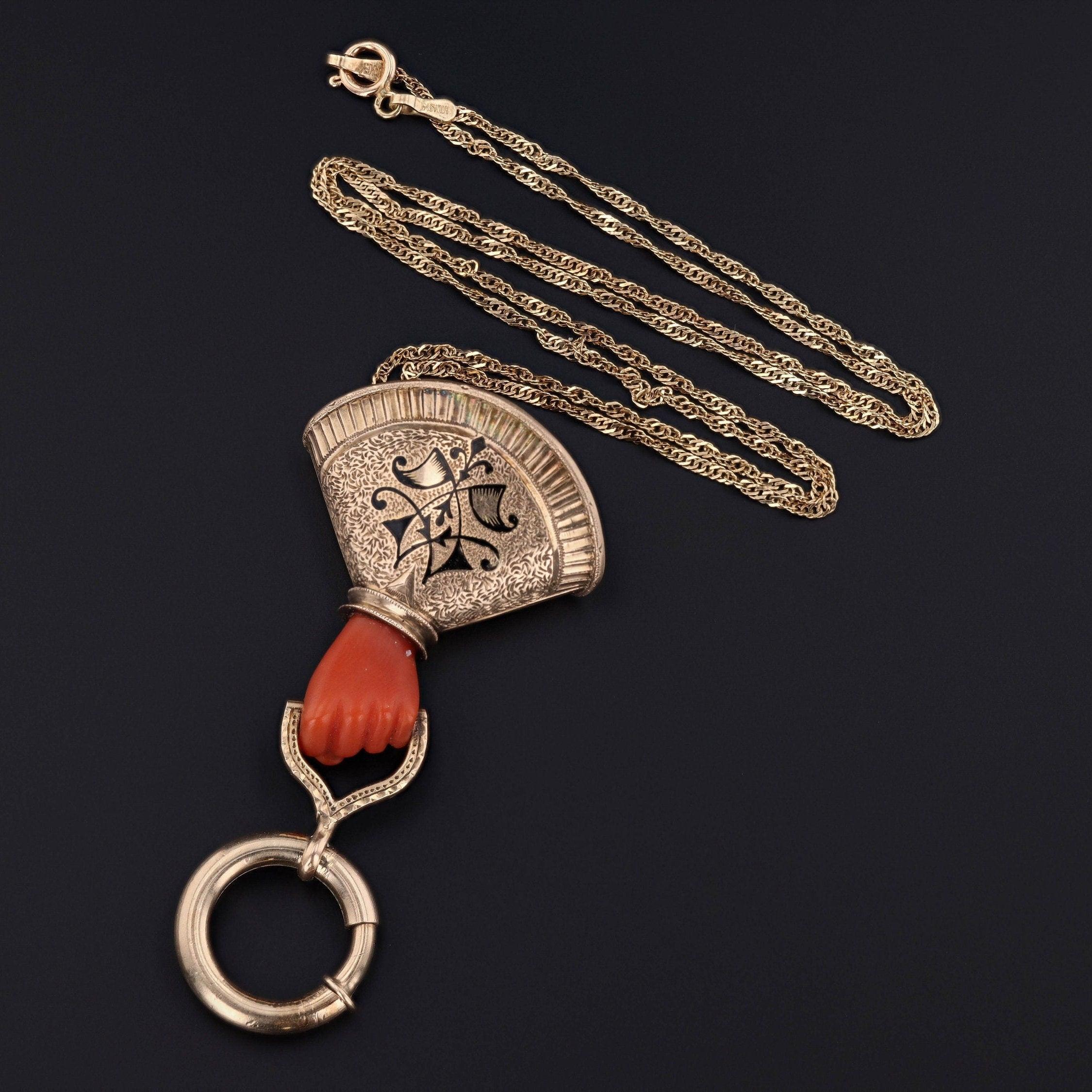 Vittoriano Collana con portafortuna a mano in corallo antico in oro 14k in vendita