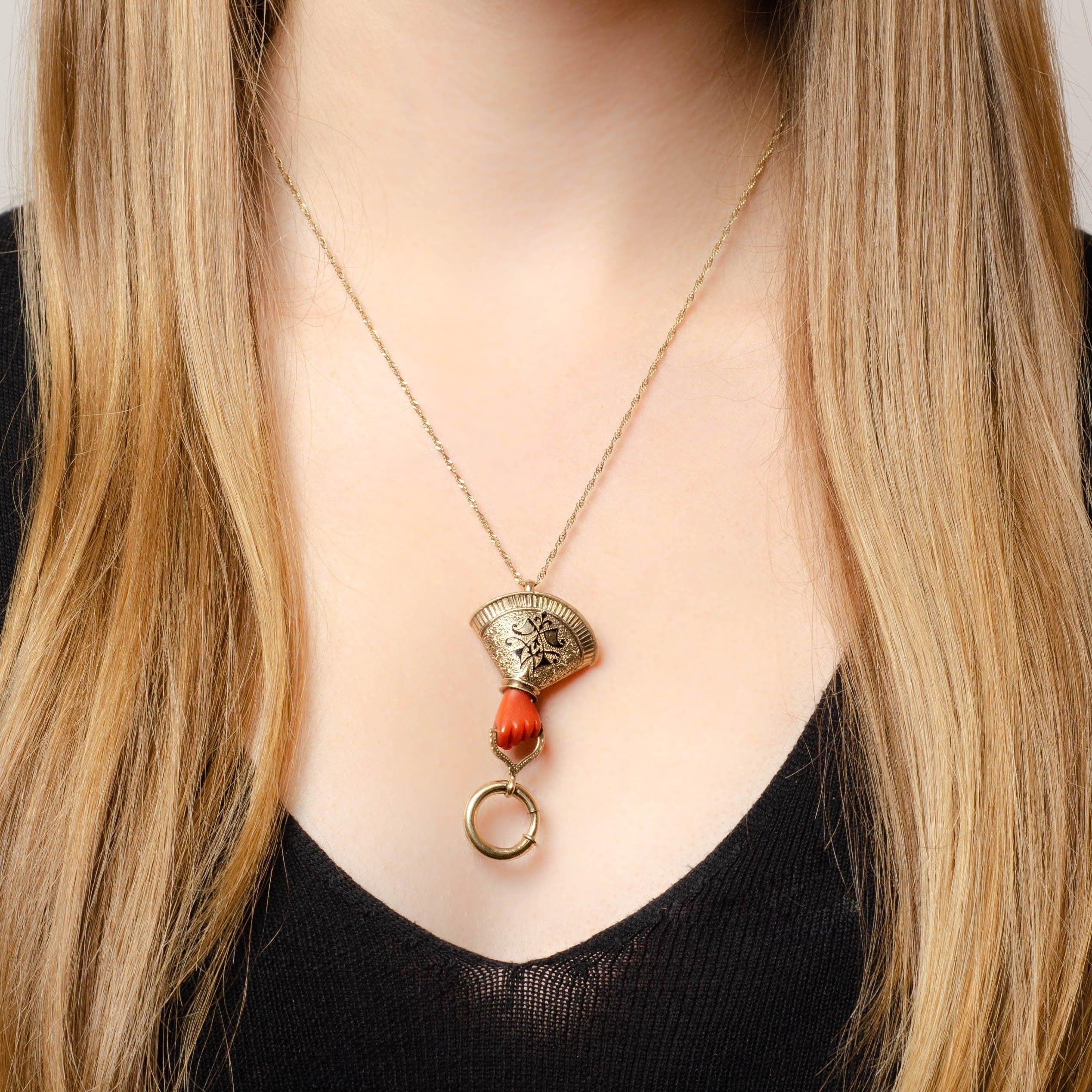Collana con portafortuna a mano in corallo antico in oro 14k in vendita 1