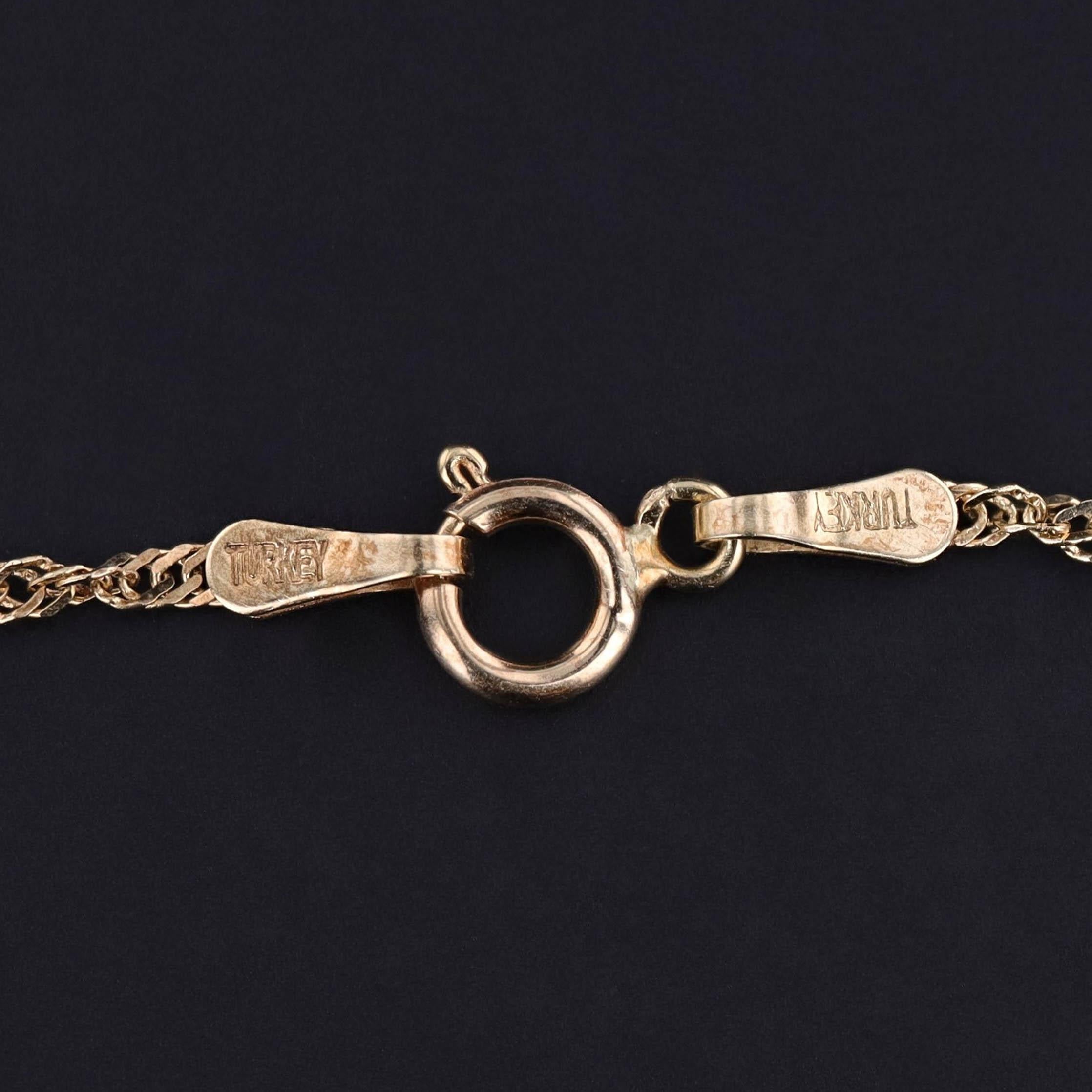 Grezzo Collana con portafortuna a mano in corallo antico in oro 14k in vendita
