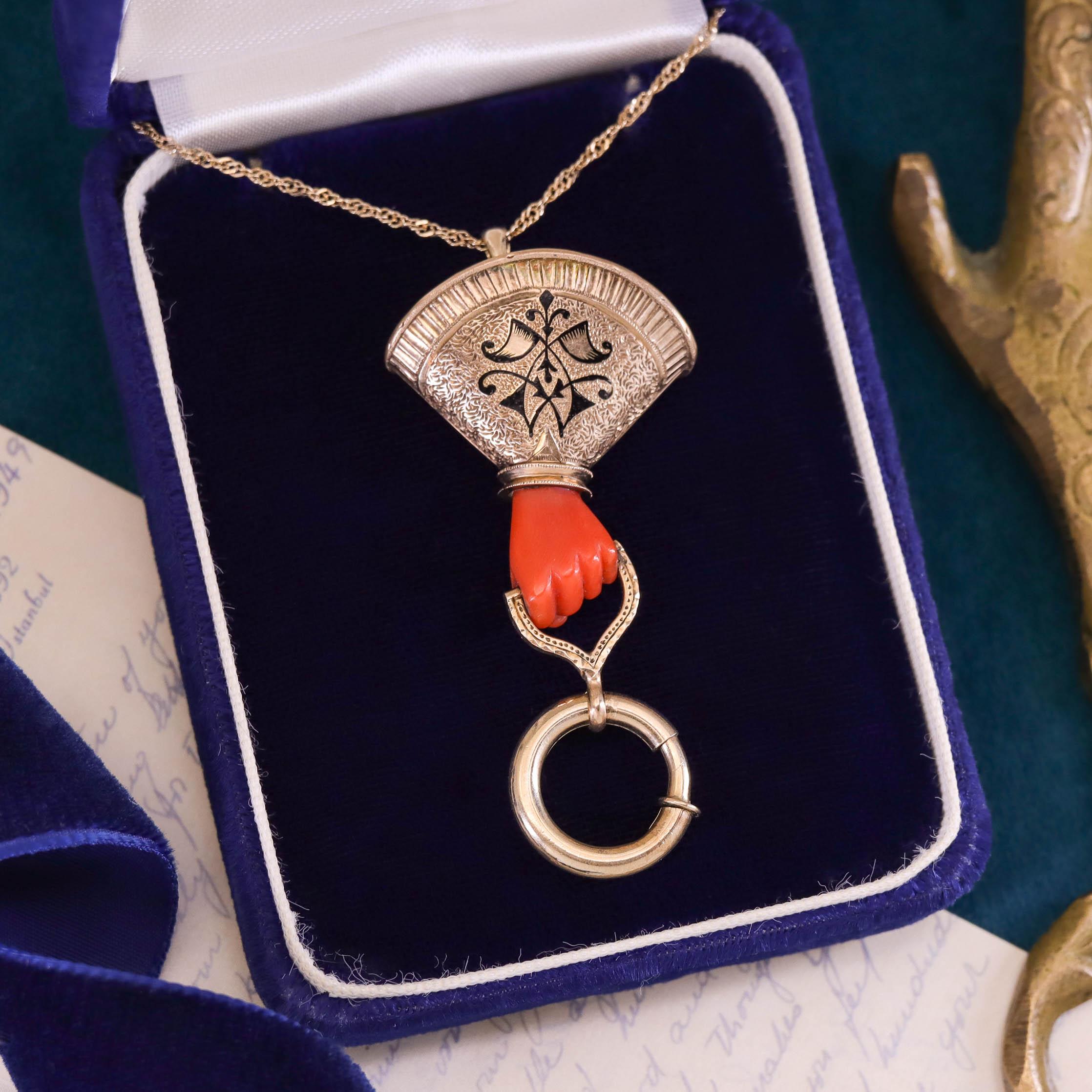 Collana con portafortuna a mano in corallo antico in oro 14k in vendita 2