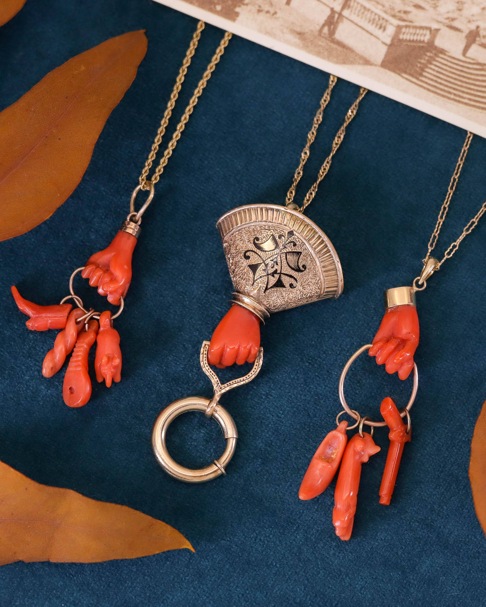 Collier à breloques anciennes en or 14 carats avec corail en vente 1