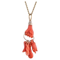 Collar con Encanto de Mano de Coral Antiguo de Oro de 14k