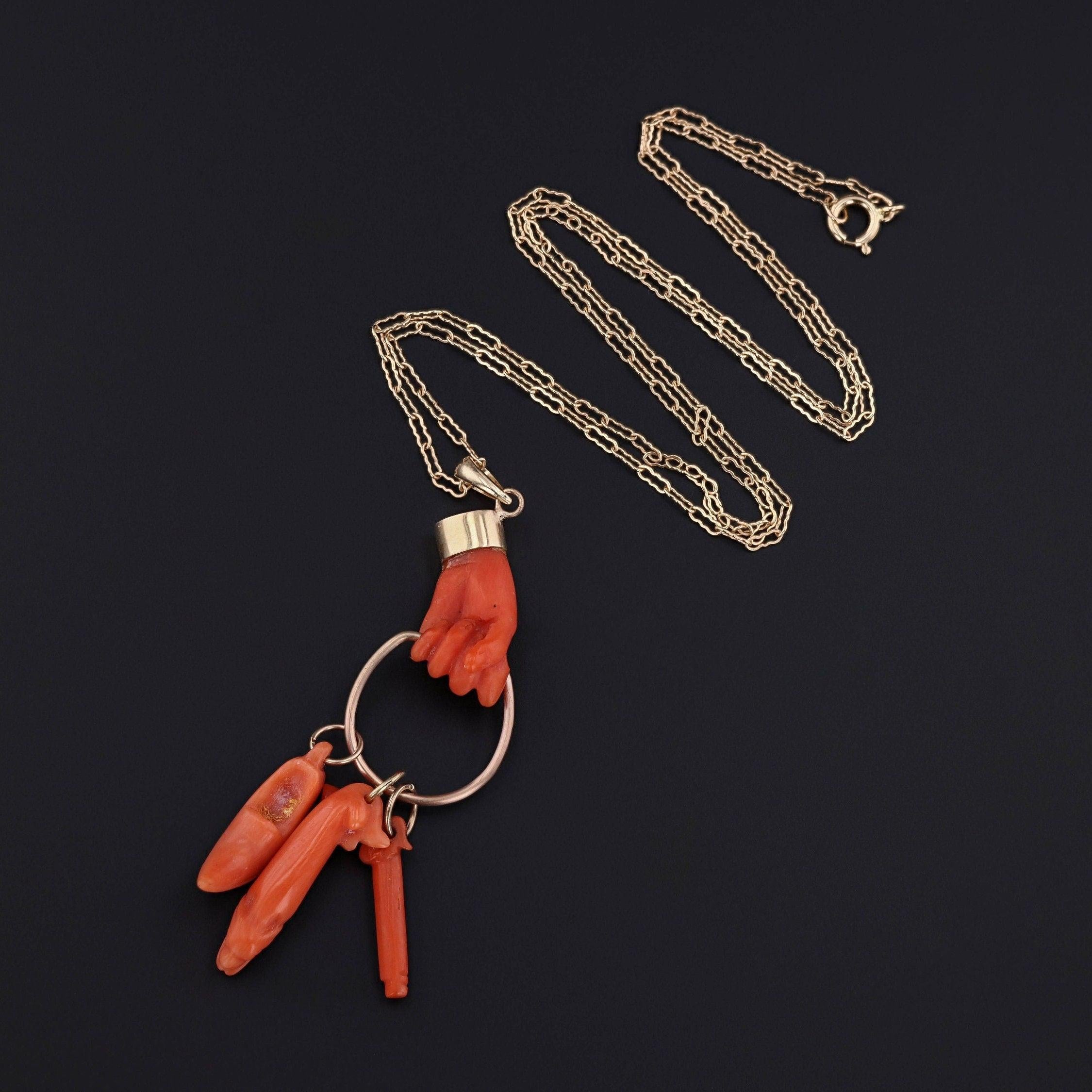 Victorien Collier à la main corail ancien en or 14 carats en vente