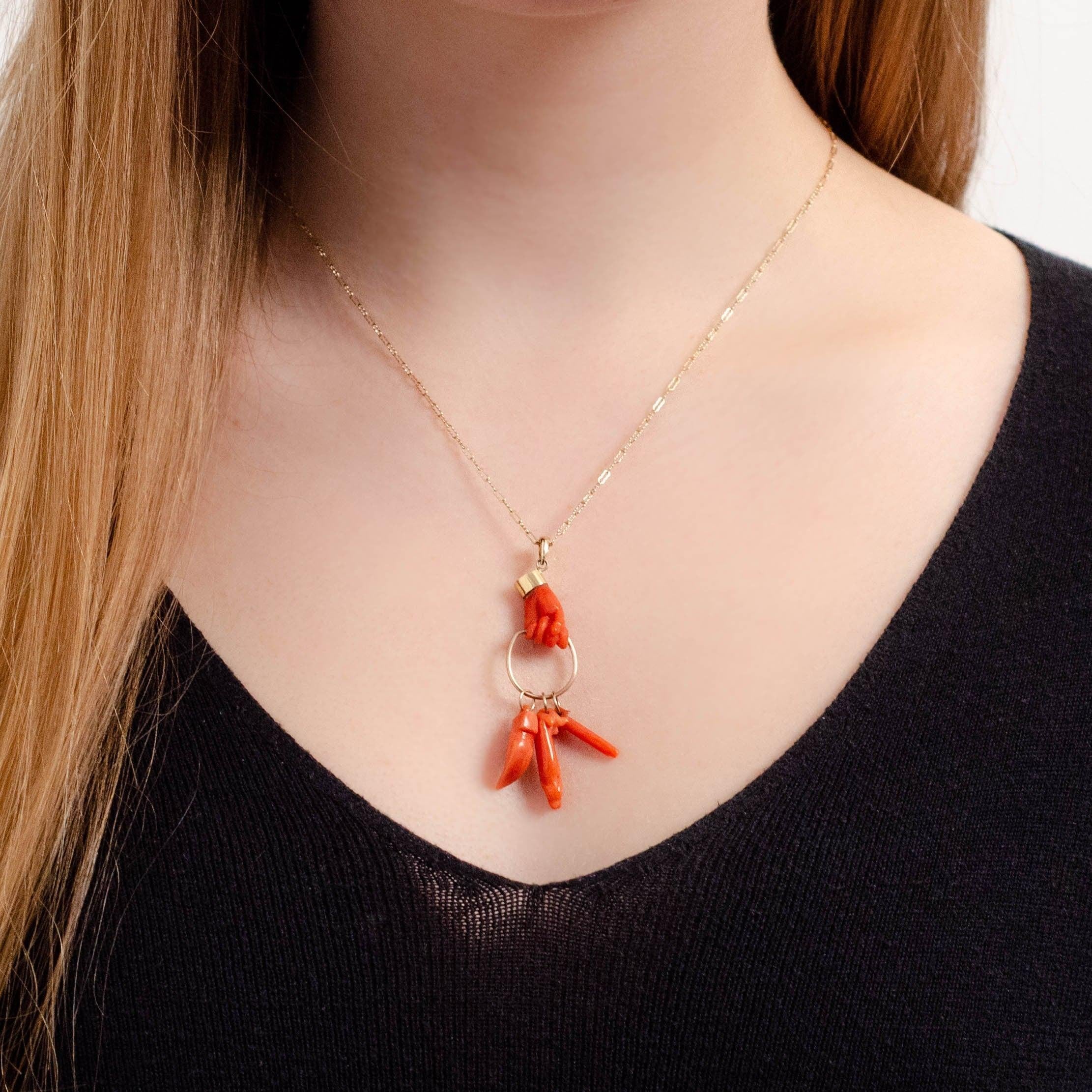 Collier à la main corail ancien en or 14 carats Bon état - En vente à Lewisburg, PA