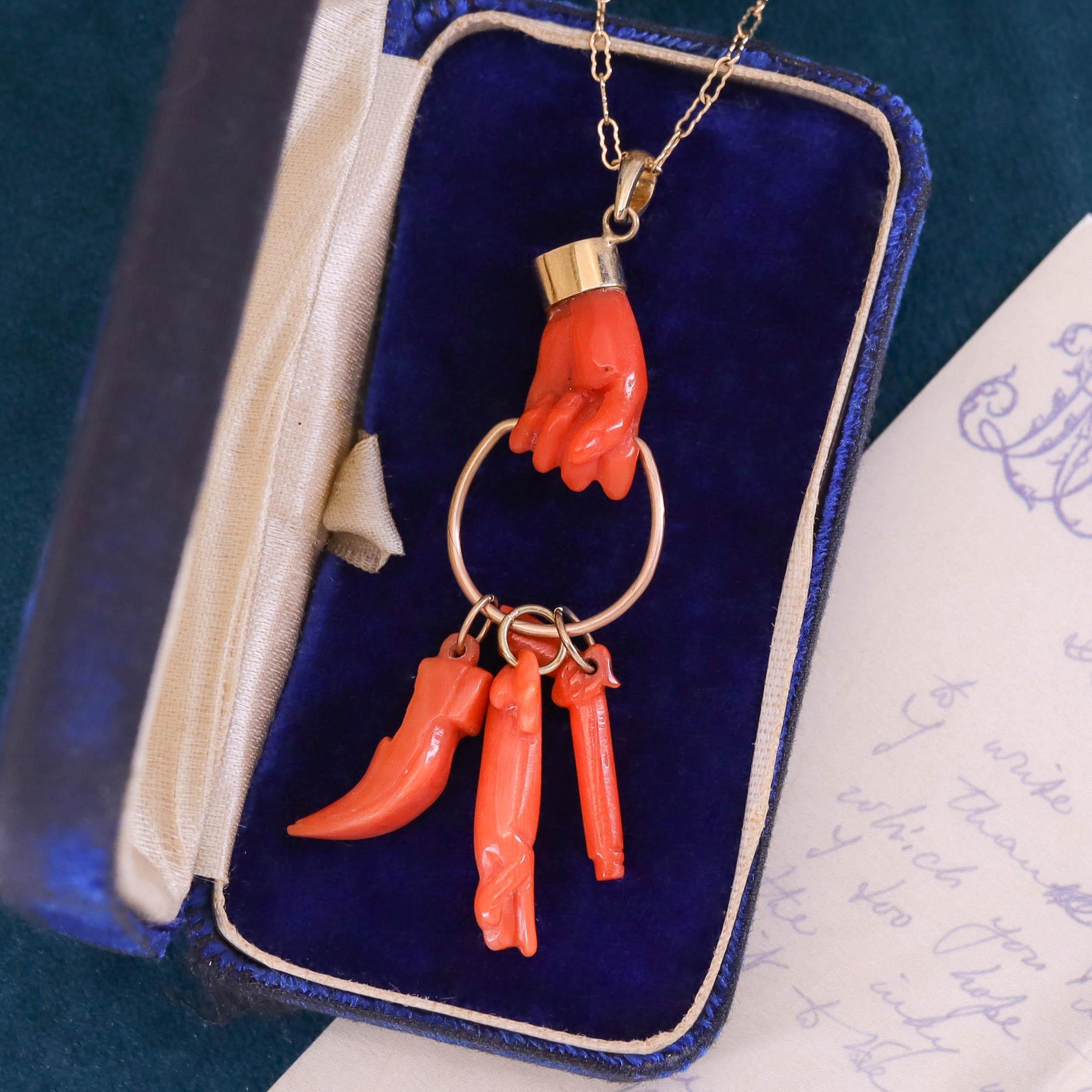Collier à la main corail ancien en or 14 carats Pour femmes en vente