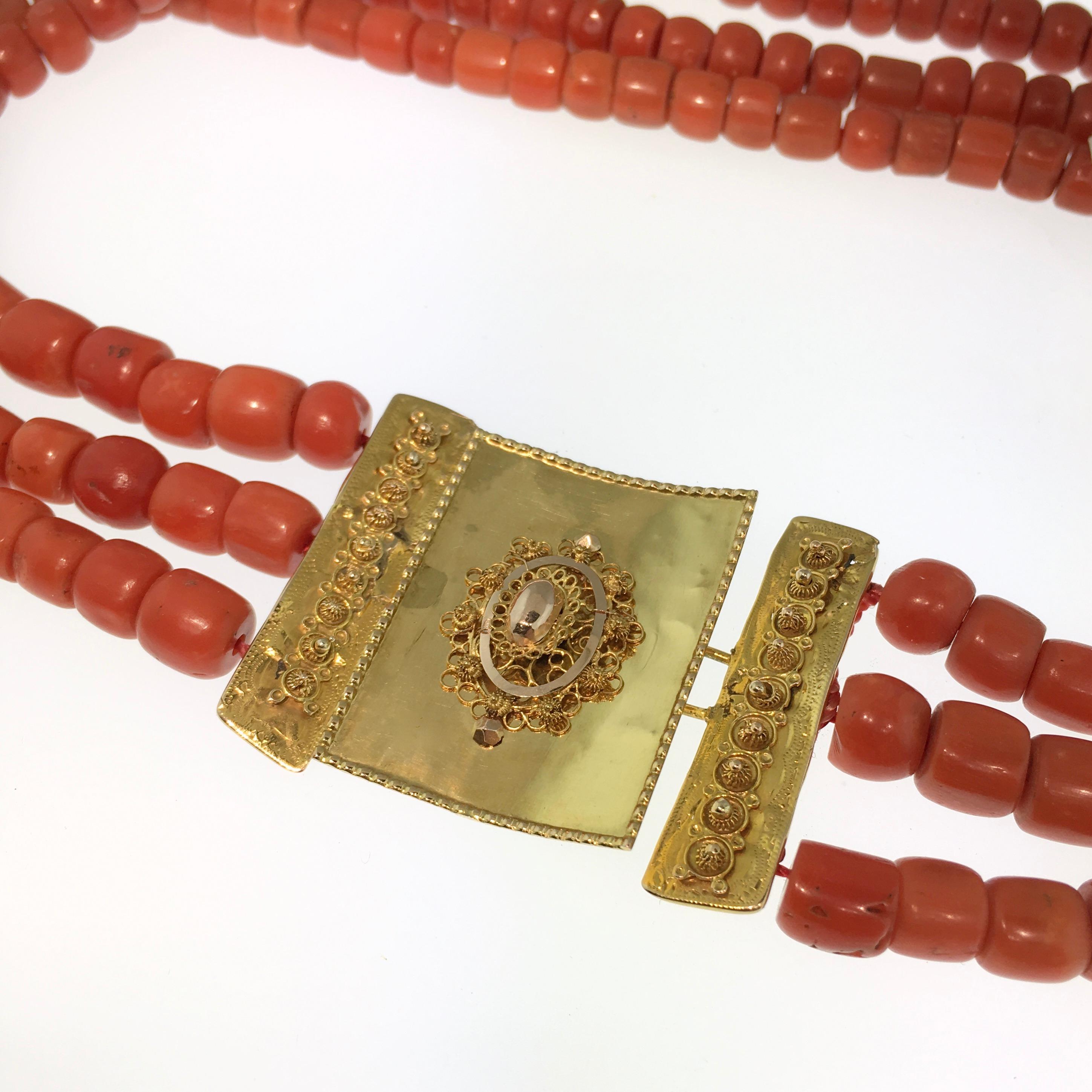 Antique Coral, Necklace, 3-Strand, Yellow Gold, 1860, Dutch Costume Jewellery In Good Condition In EL Waalre, NL