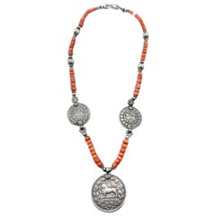 Collar antiguo de cuentas de coral y monedas de plata