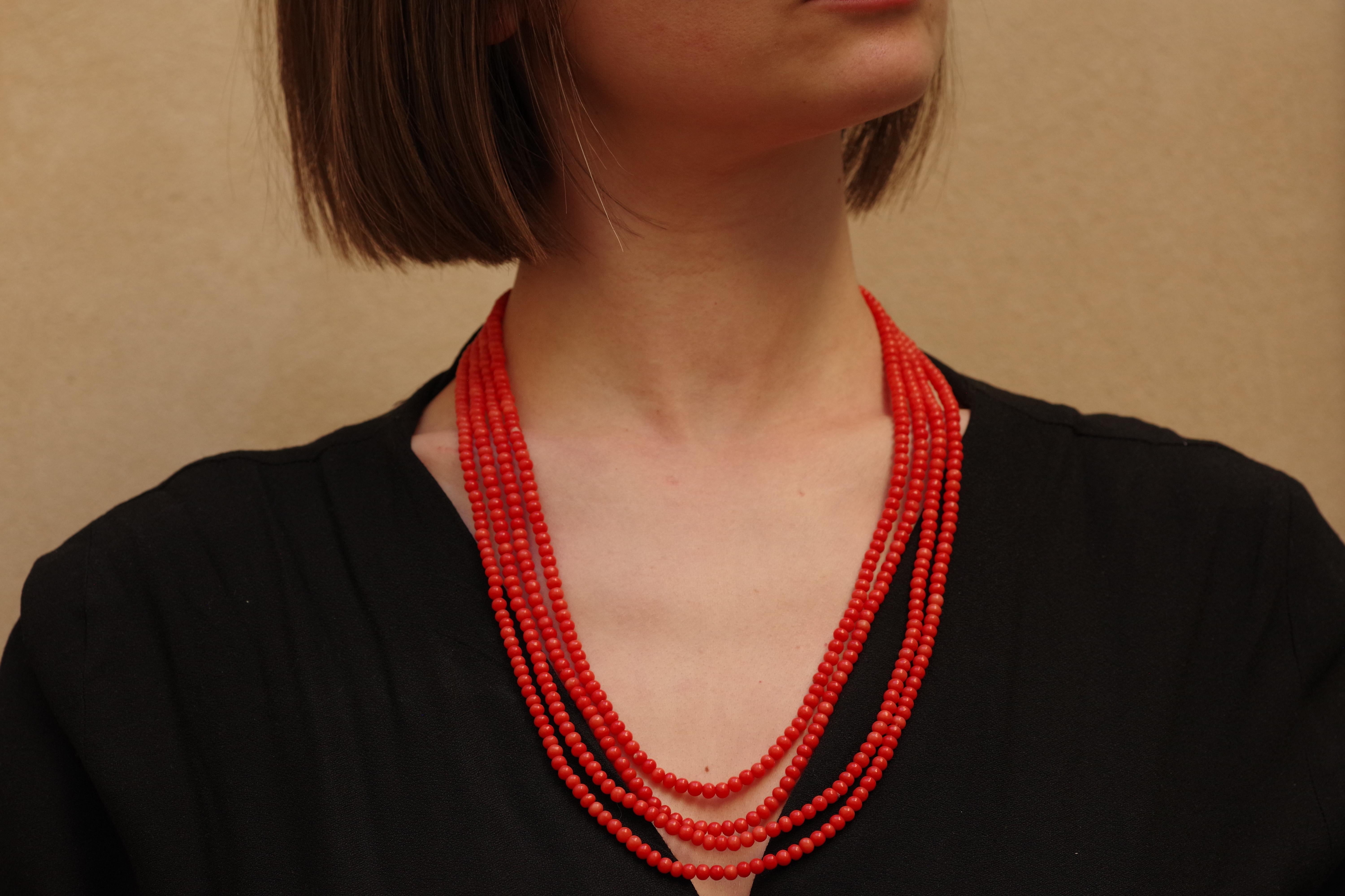 Four strands Victorian coral necklace with flower gold clasp, 18k, French In Good Condition For Sale In PARIS, FR