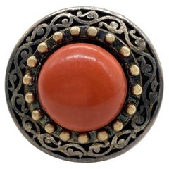 Anello a bottone antico in corallo, oro giallo e argento