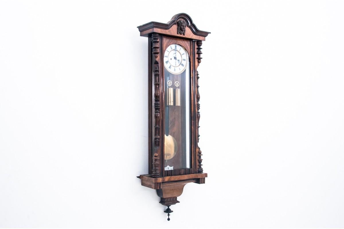 Antique wall clock from the end of the 19th century.

Dimensions: H 115 cm / W 40 cm / D. 17 cm.