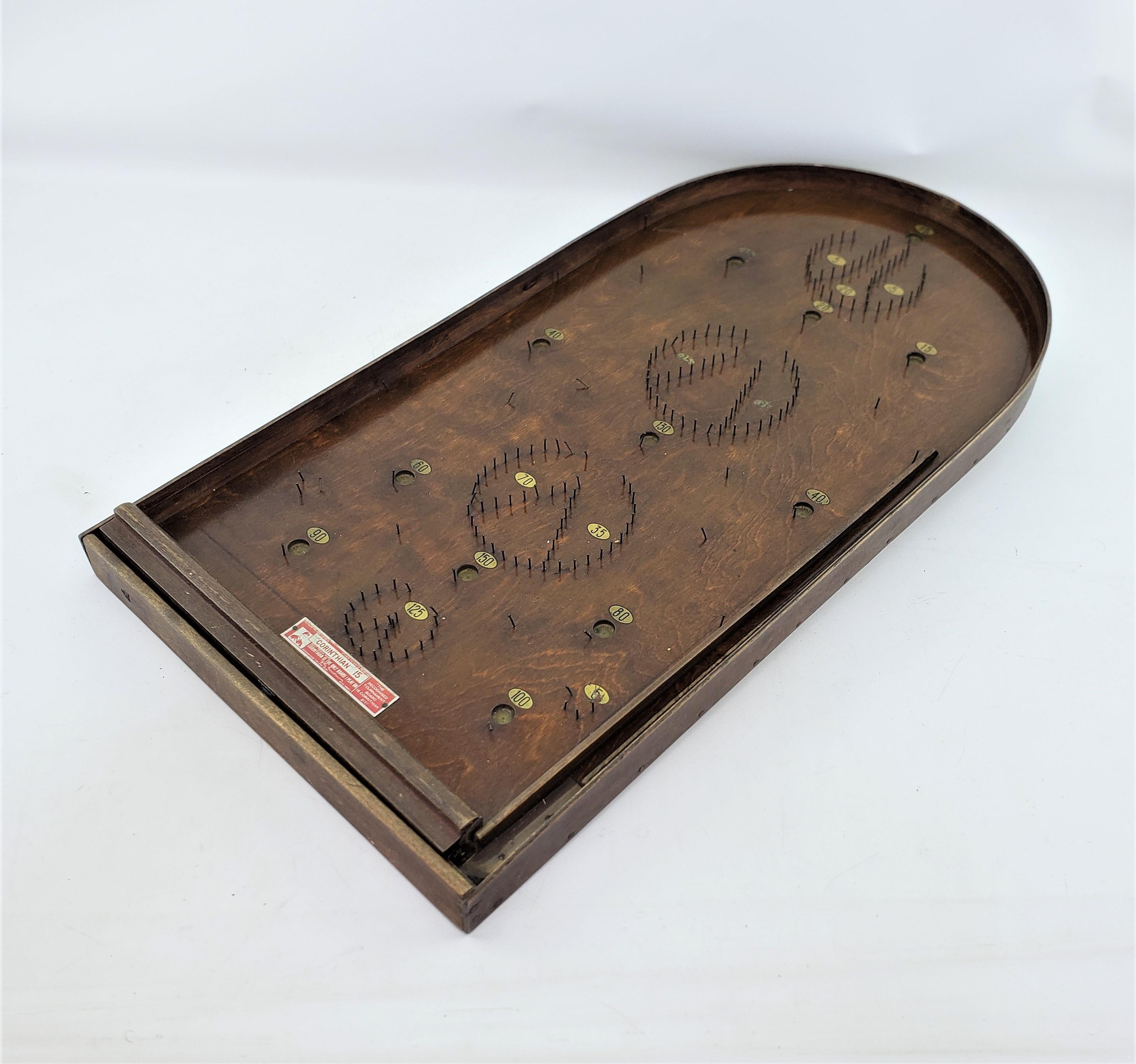Antikes „Corinthisches 15“ Holz-Tischset mit Bagatelle-Karton-Spiel (Maschinell gefertigt)