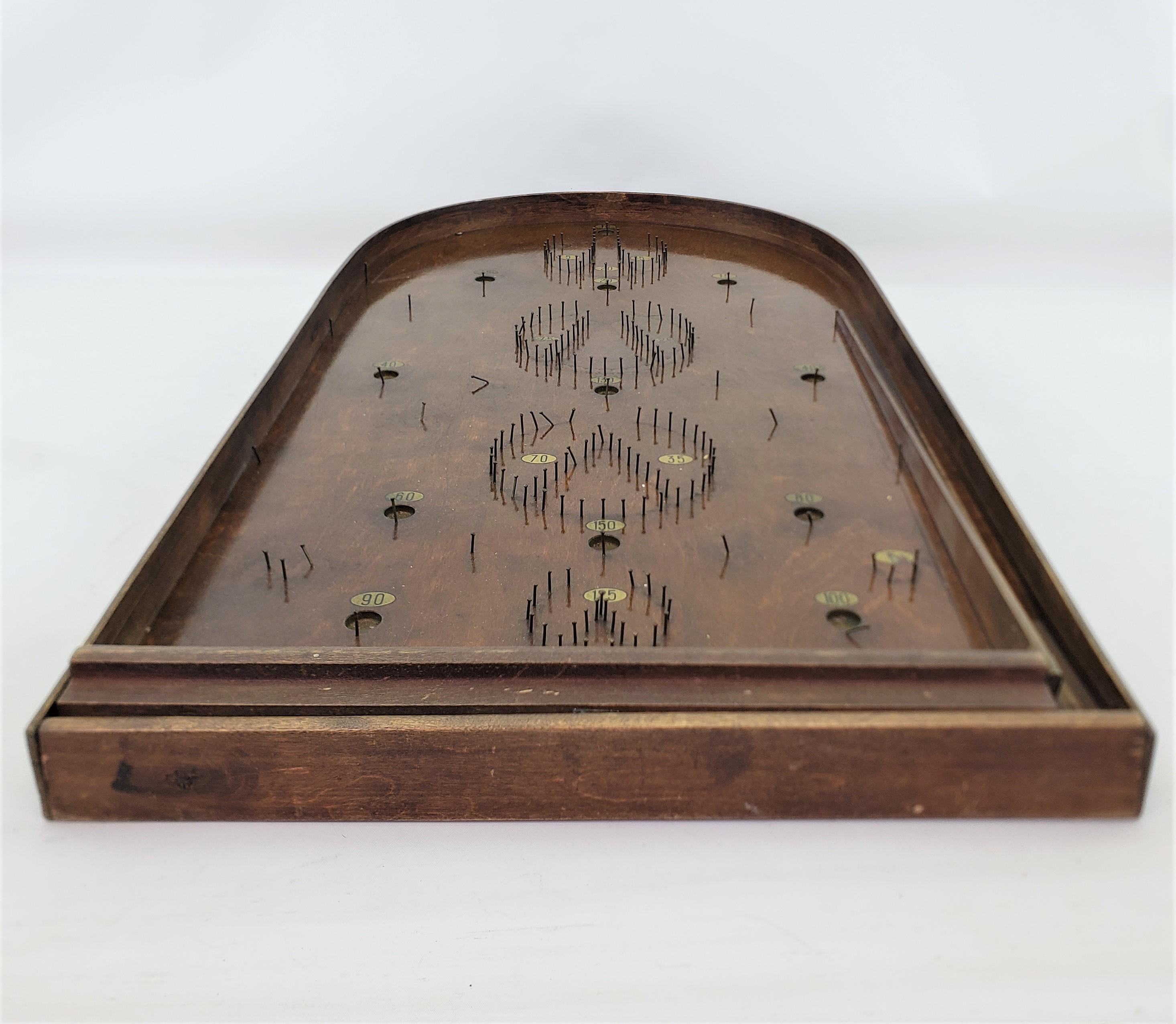 Antikes „Corinthisches 15“ Holz-Tischset mit Bagatelle-Karton-Spiel (20. Jahrhundert)
