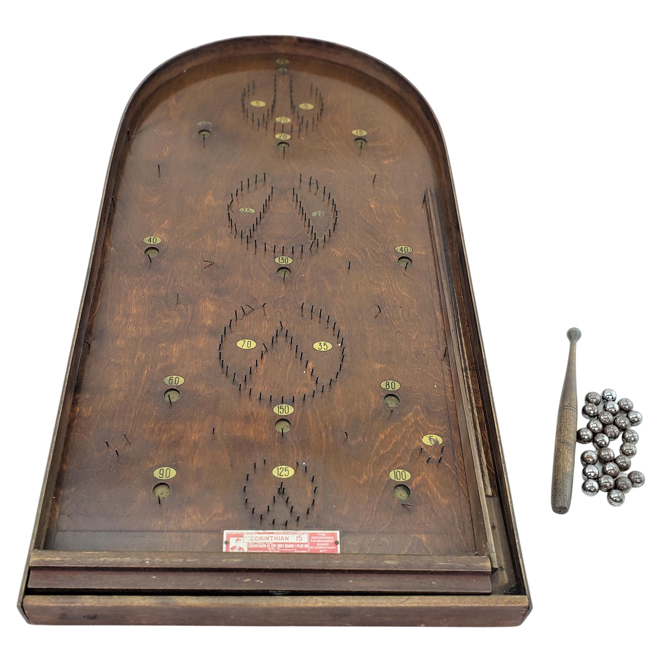 Antikes „Corinthisches 15“ Holz-Tischset mit Bagatelle-Karton-Spiel