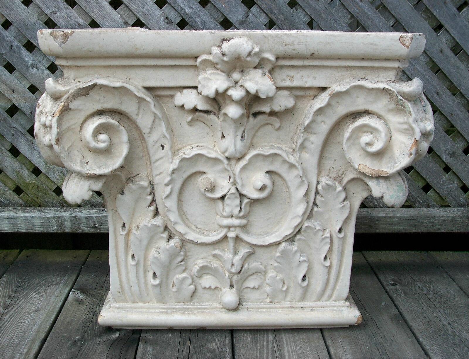Néoclassique Capitale corinthienne ancienne, céramique émaillée, Canada/U.S., fin du XIXe siècle en vente