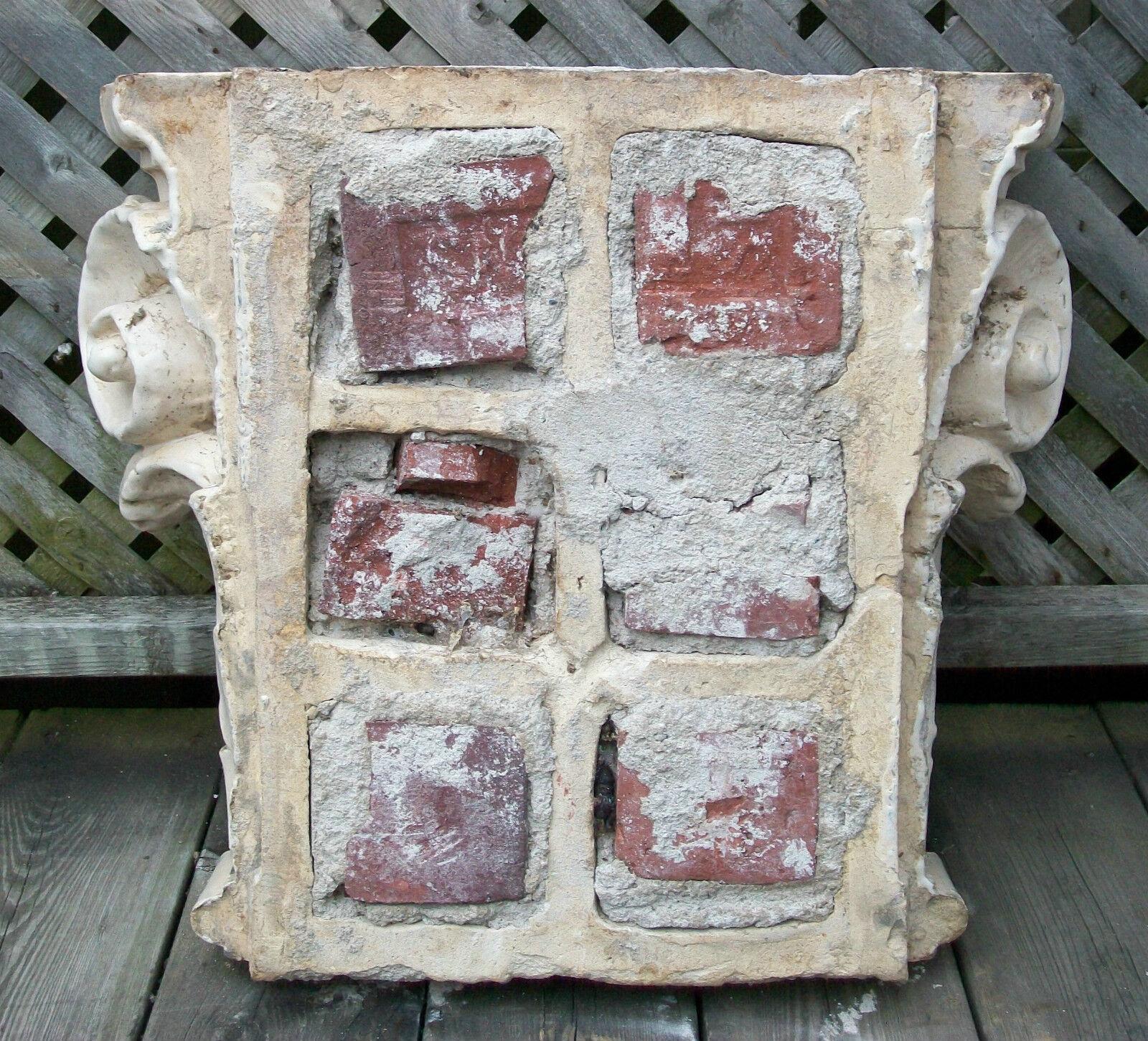 Américain Chapiteau corinthien antique, céramique émaillée, Canada/États-Unis, fin du XIXe siècle en vente