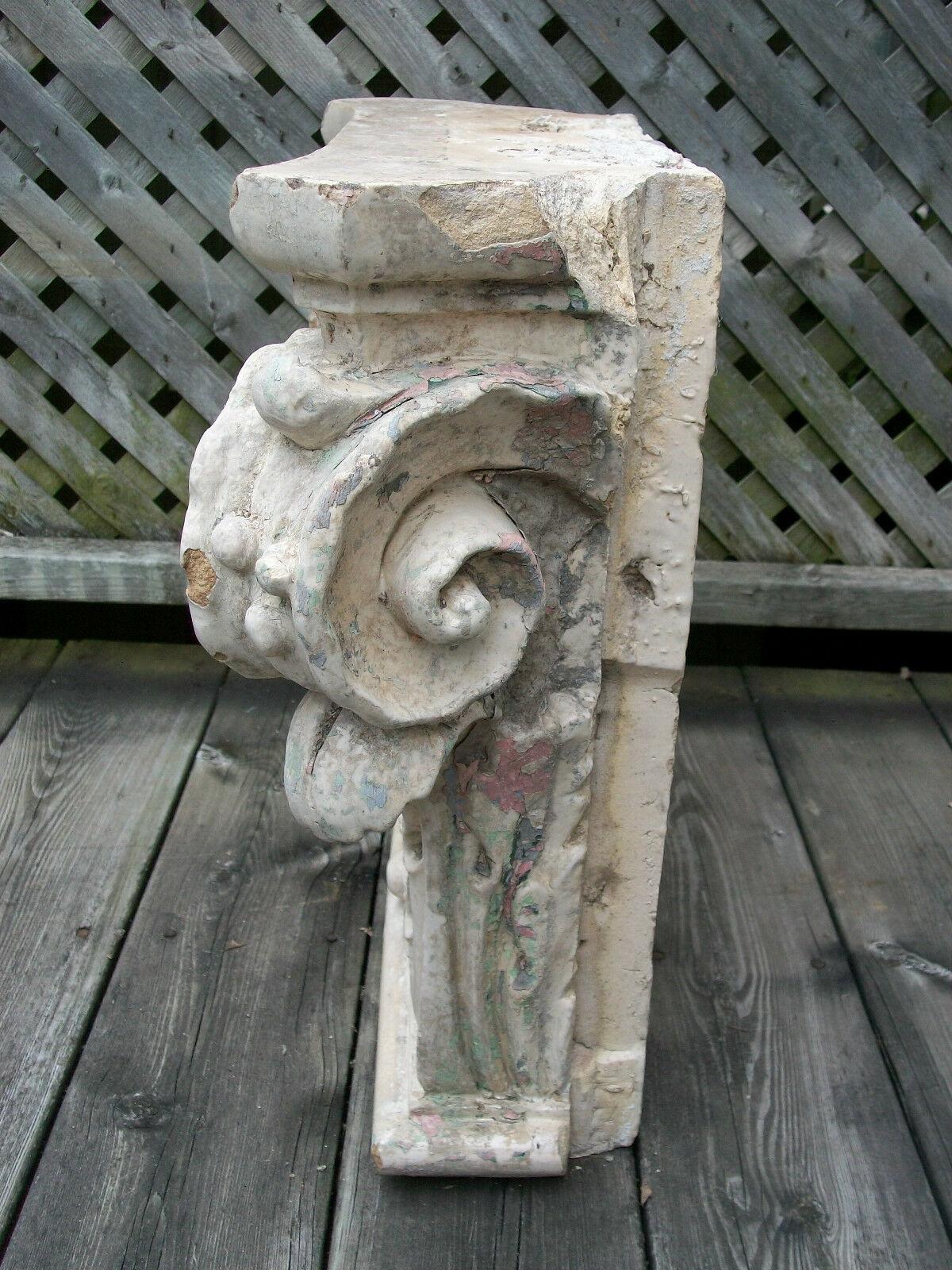 Vernissé Capitale corinthienne ancienne, céramique émaillée, Canada/U.S., fin du XIXe siècle en vente