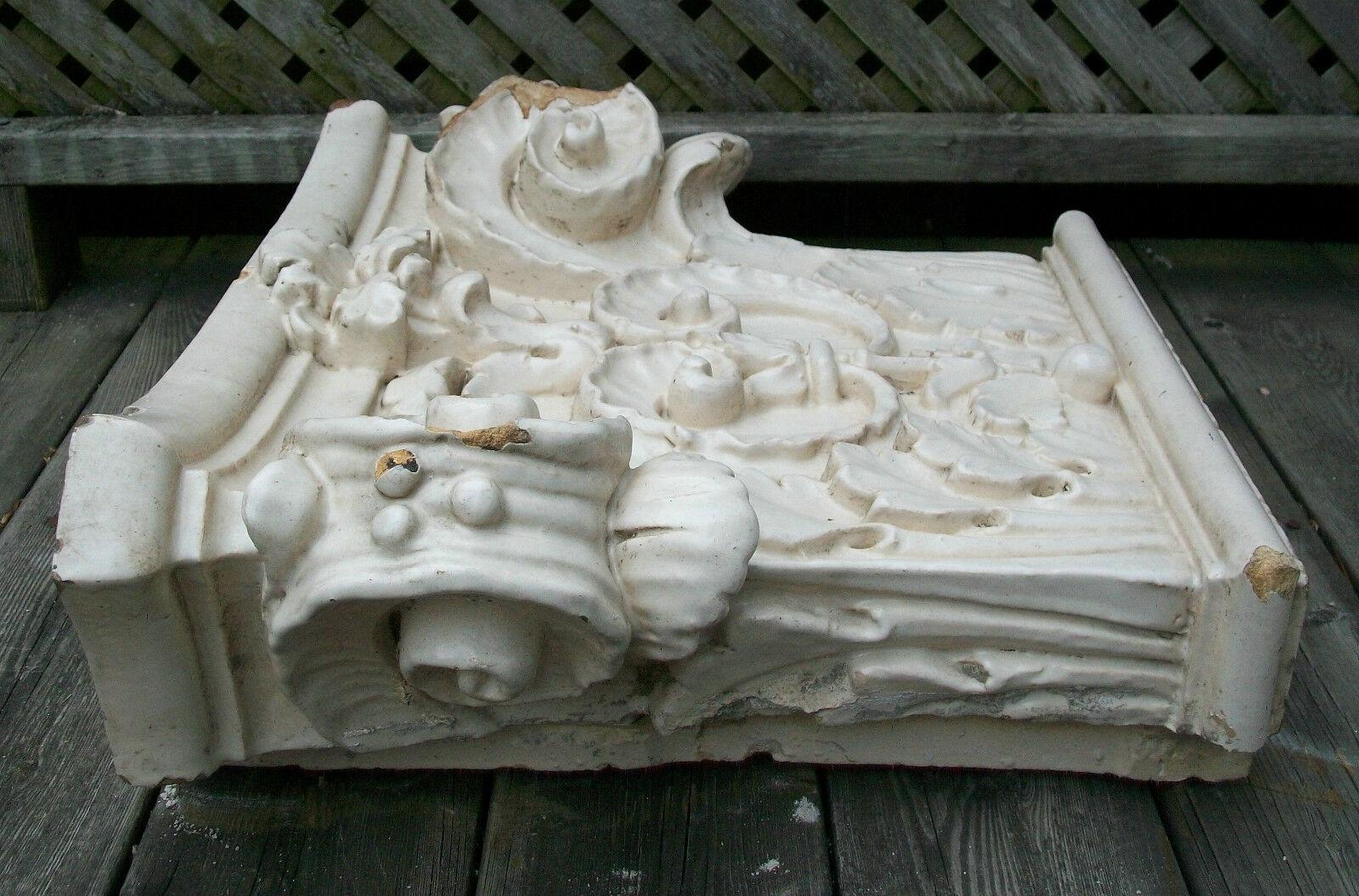 Chapiteau corinthien antique, céramique émaillée, Canada/États-Unis, fin du XIXe siècle Abîmé - En vente à Chatham, ON