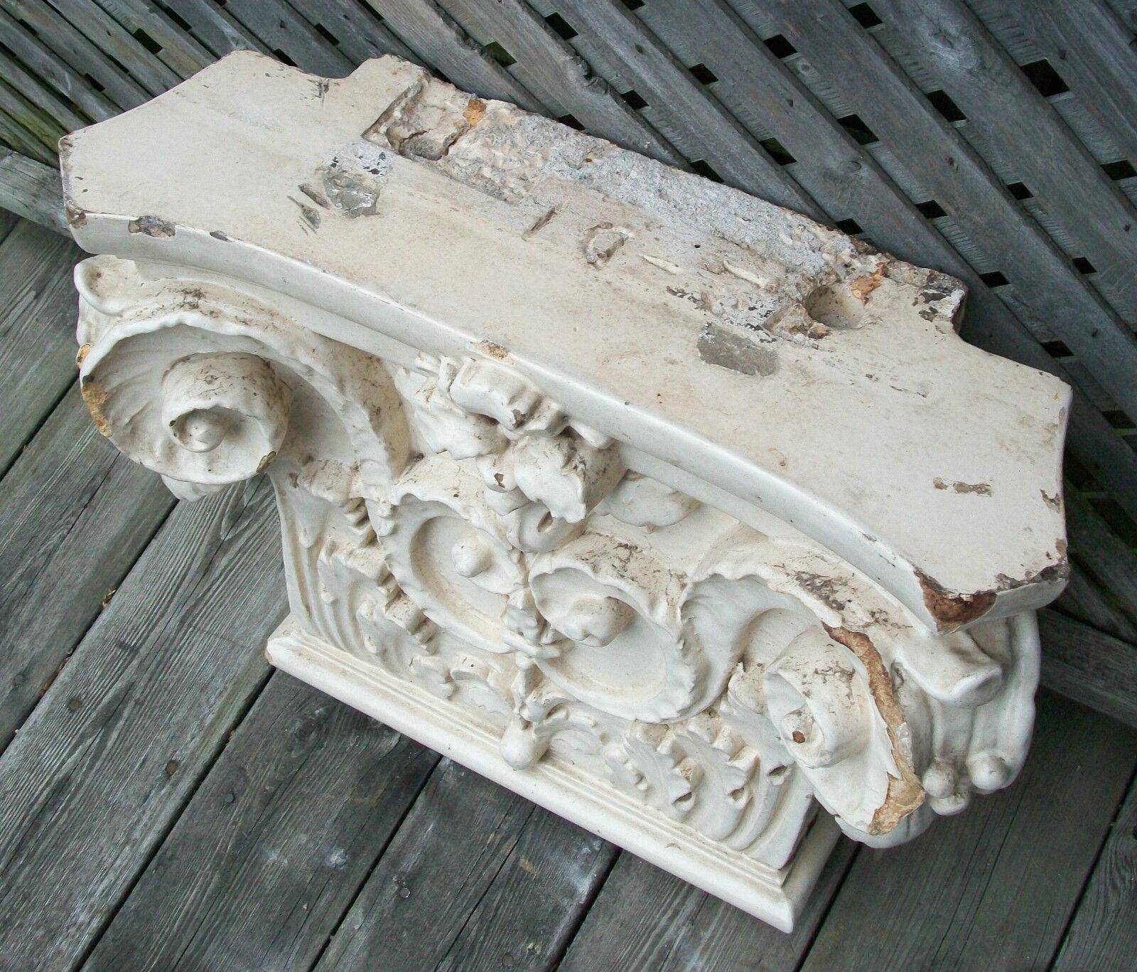 Céramique Chapiteau corinthien antique, céramique émaillée, Canada/États-Unis, fin du XIXe siècle en vente