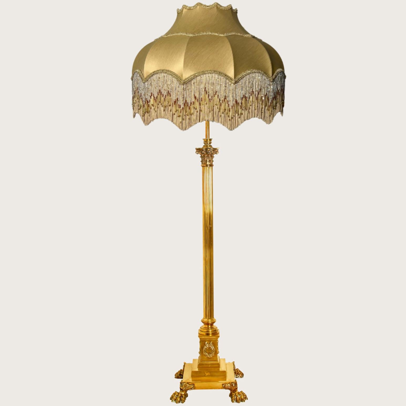 Antique corinthian column brass telescopic floorlamp, Hinks pattern, with wonderful handmade fringed lampshade. Made in England, in the style of James Hinks & Son in 1890.

The lamp features a striking scalloped lampshade in a warm gold with fringe