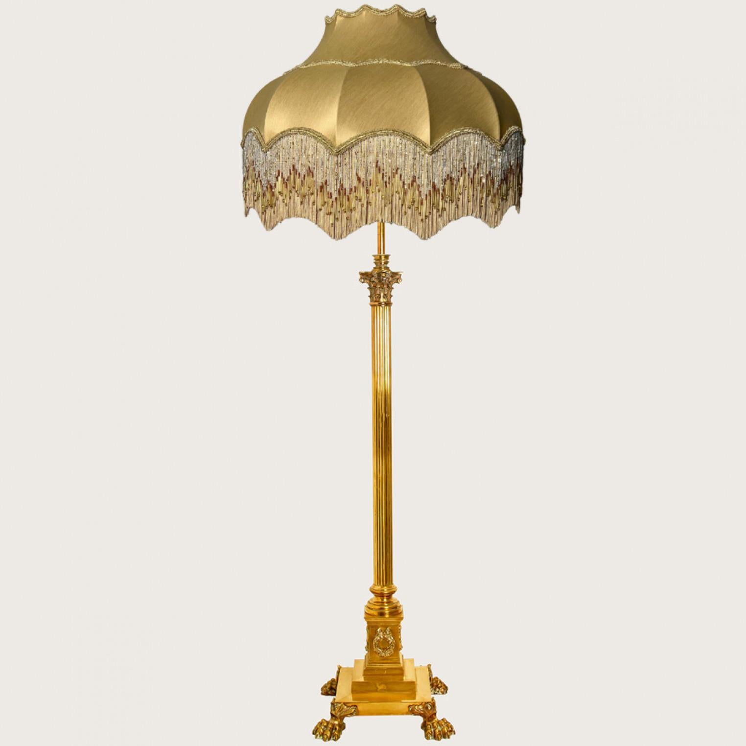 Lampadaire télescopique en laiton à colonne corinthienne, modèle Hinks, avec un magnifique abat-jour frangé fait à la main. Fabriqué en Angleterre, dans le style de James Hinks & Son en 1890.

La lampe est dotée d'un abat-jour festonné d'un or chaud