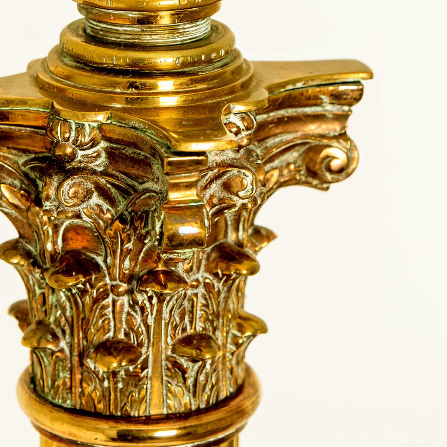Lampadaire à colonne corinthienne ancienne en laiton avec abat-jour à franges, Angleterre, 1890 Bon état - En vente à Rijssen, NL