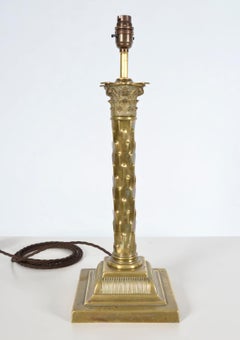 Lampada da tavolo antica in ottone sbalzato con colonna corinzia
