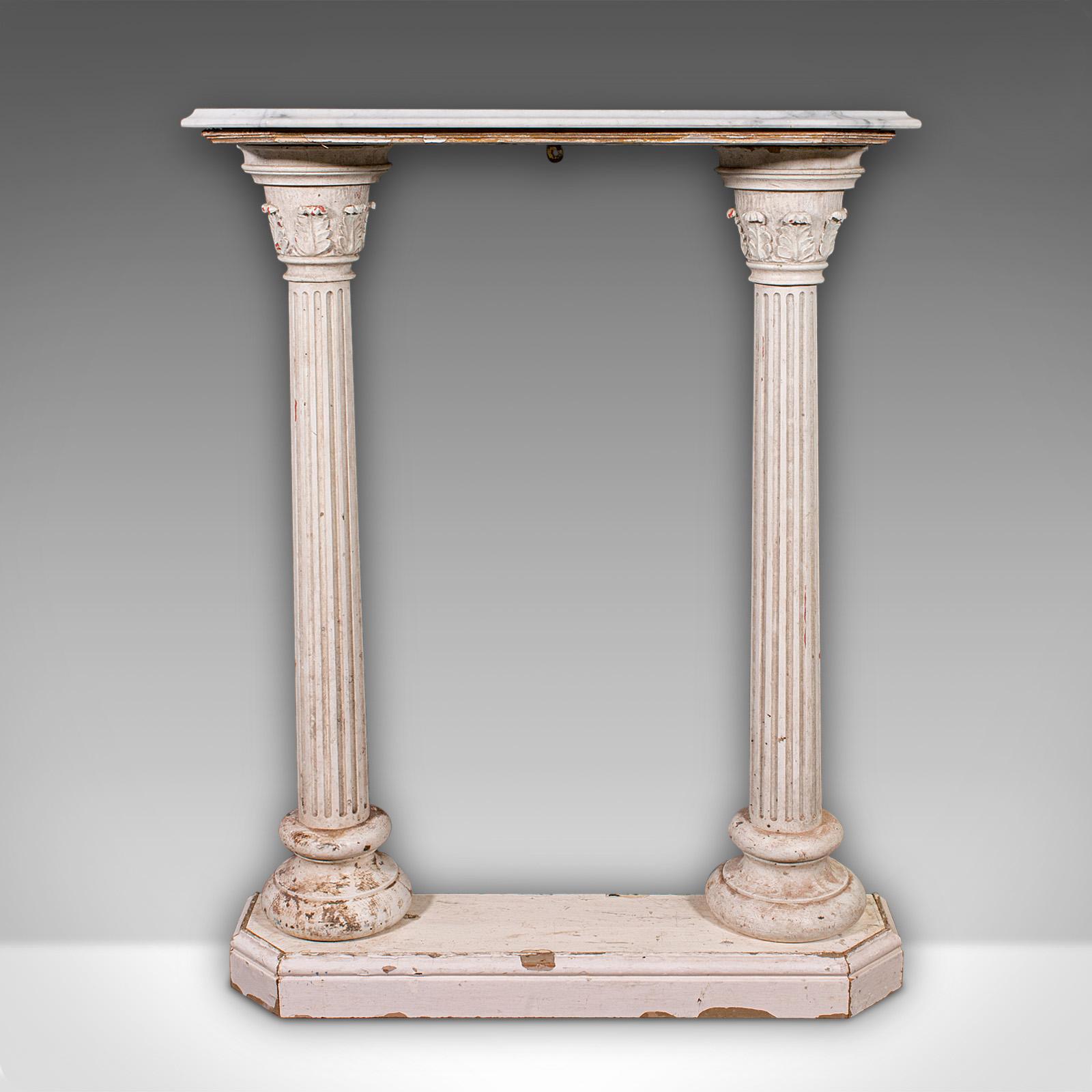 Si tratta di un'affascinante consolle corinzia antica. Una piantana inglese da corridoio o da portico con un'estetica architettonica classica, risalente al tardo periodo vittoriano, circa 1880. In condizioni originali e con un leggero fascino del