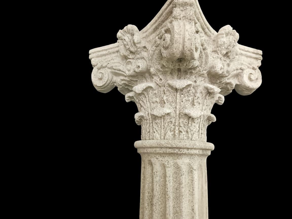 XVIII secolo Antica colonna corinzia in pietra calcarea in vendita