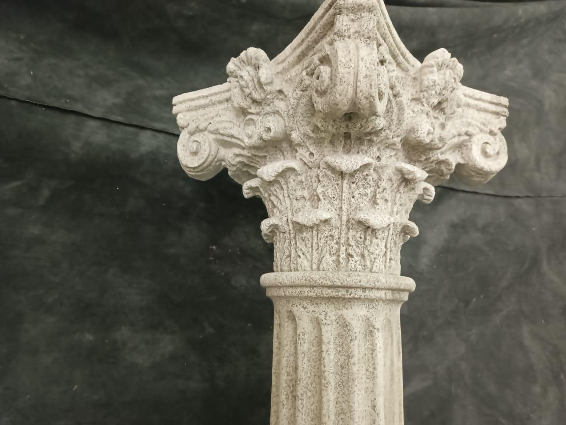 Calcare Antica colonna corinzia in pietra calcarea in vendita
