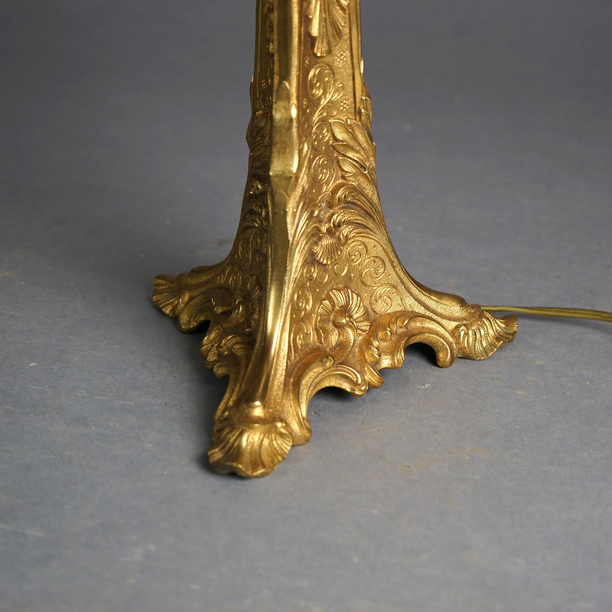 Antike Sonnenlampe aus vergoldeter Bronze in der Art von Cornelius mit blattförmigem, geprägtem Sockel und geschliffenem Glasschirm, elektrisch, um 1840

Maße: 30,5''H x 8''B x 8''T 