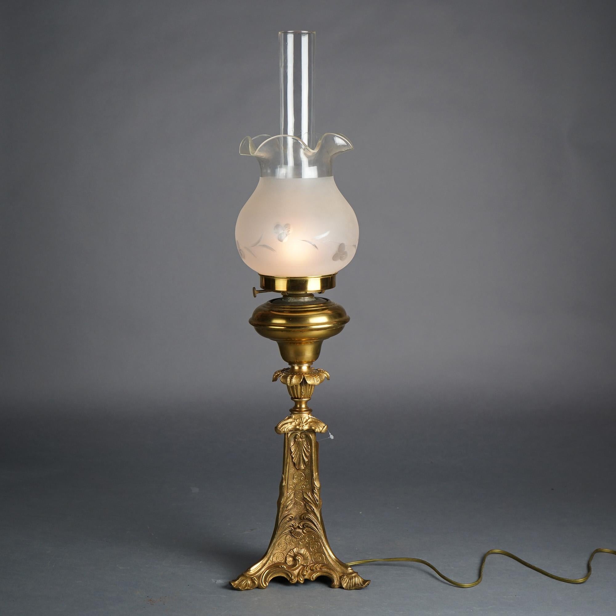 Doré Lampe solaire ancienne de l'école Cornelius en bronze doré avec abat-jour en verre taillé C1840 en vente