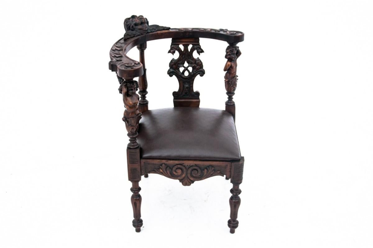 Antiguo sillón cormer de alrededor de 1900.

El mobiliario está en muy buen estado, tras una renovación profesional.

El asiento está revestido de cuero natural nuevo.

Dimensiones: altura 81 cm / altura asiento 40 cm / anchura 68 cm / profundidad