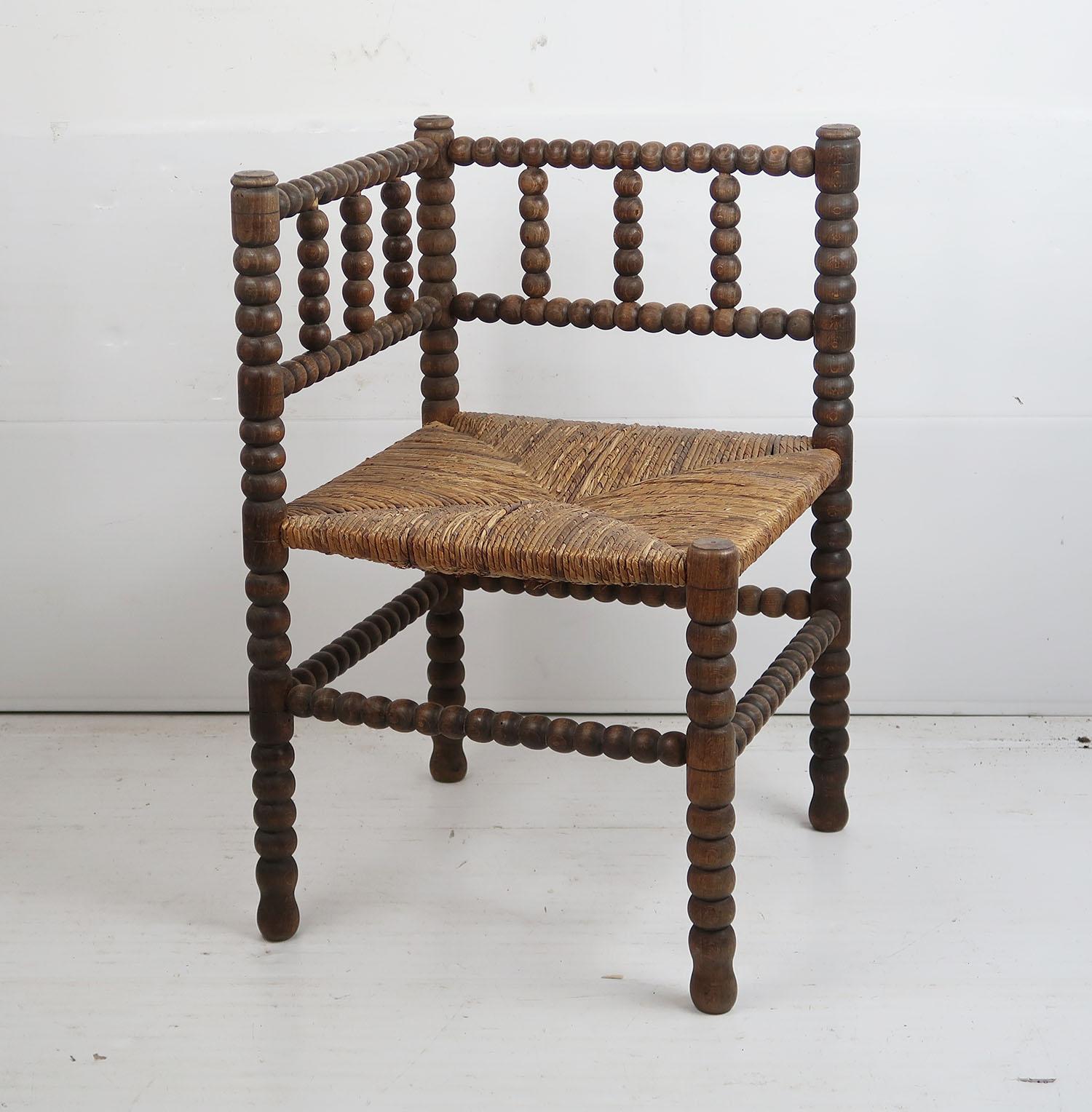 Delightful small corner bobbin chair.

Original dry patina

Good sturdy condition.

Original rush seat.



