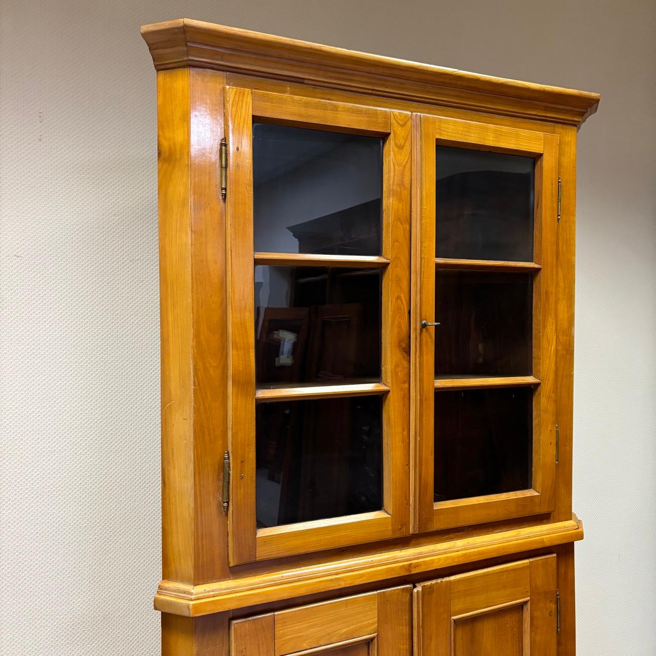 Antiker Eckschrank  Biedermeier um 1820  Schrank aus Kirschholz (Deutsch)