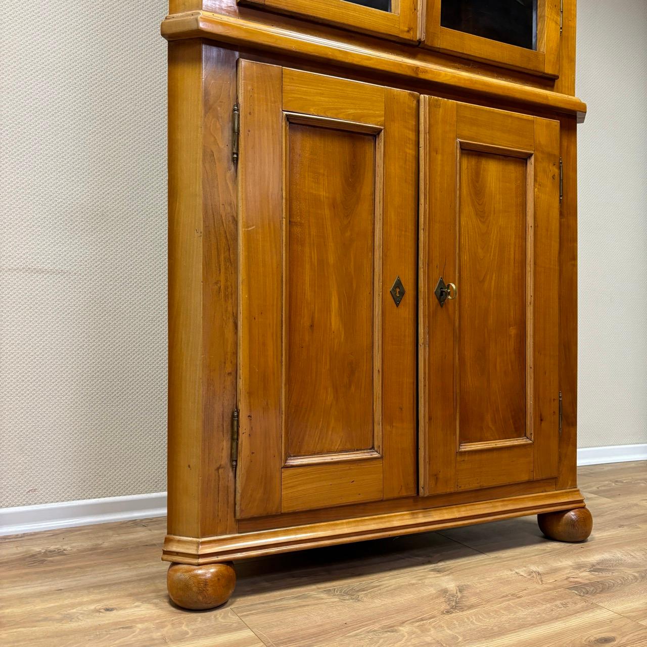Antiker Eckschrank  Biedermeier um 1820  Schrank aus Kirschholz im Zustand „Gut“ in Würzburg, DE