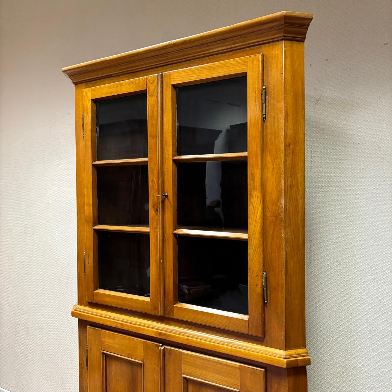 Antiker Eckschrank  Biedermeier um 1820  Schrank aus Kirschholz (19. Jahrhundert)