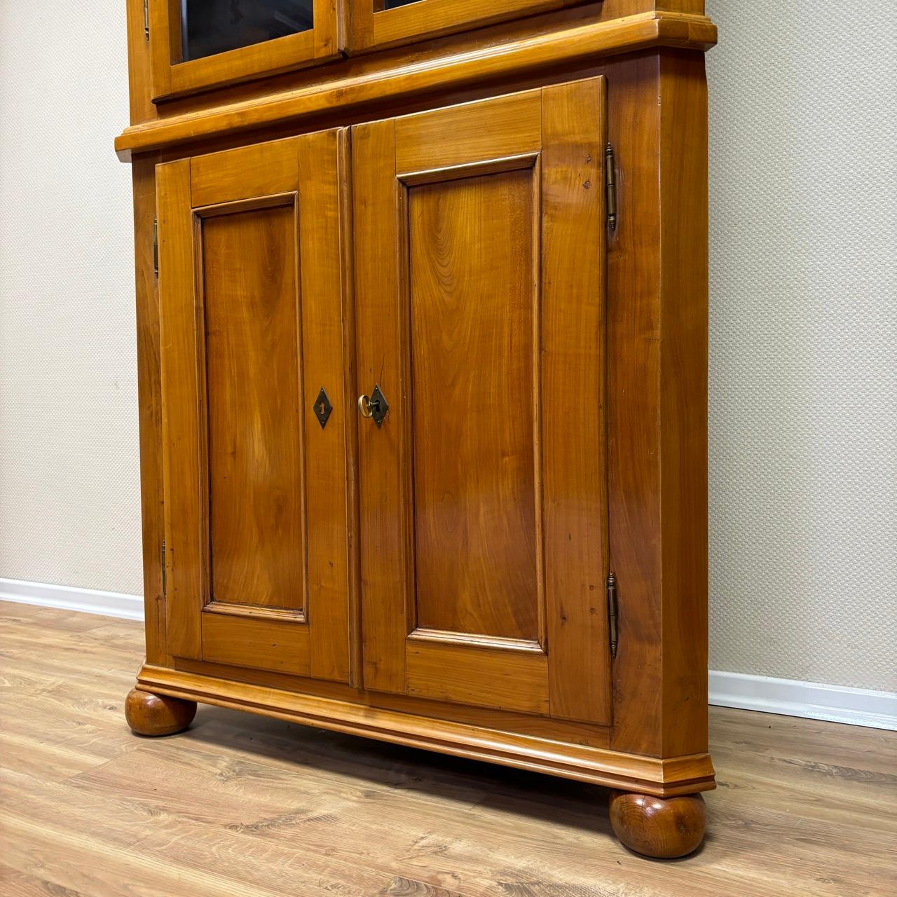 Antiker Eckschrank  Biedermeier um 1820  Schrank aus Kirschholz (Kirsche)