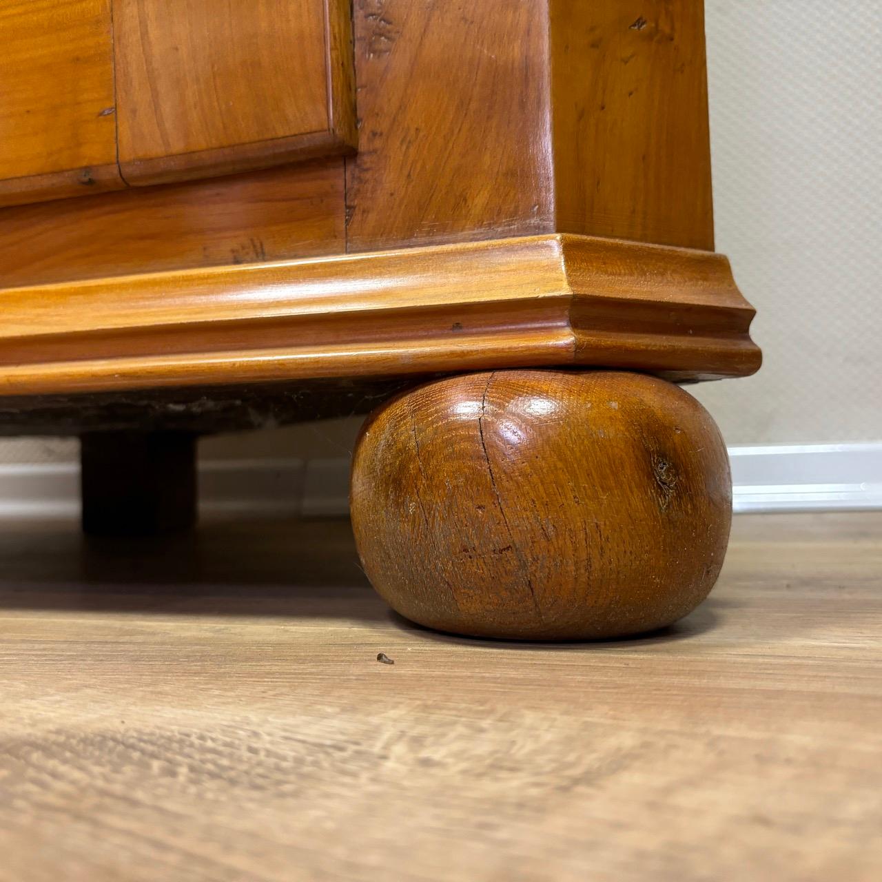 Antiker Eckschrank  Biedermeier um 1820  Schrank aus Kirschholz 1
