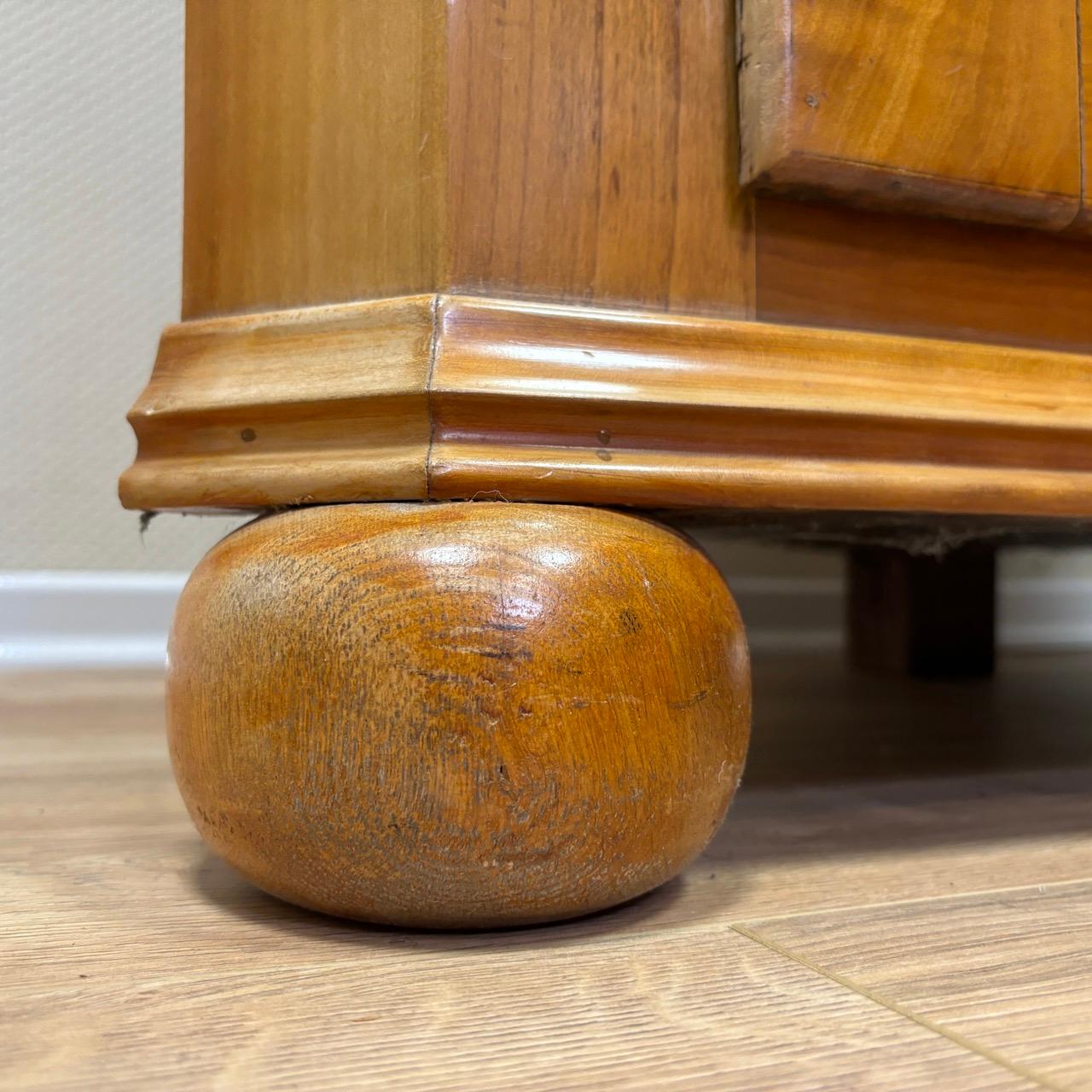 Antiker Eckschrank  Biedermeier um 1820  Schrank aus Kirschholz 2