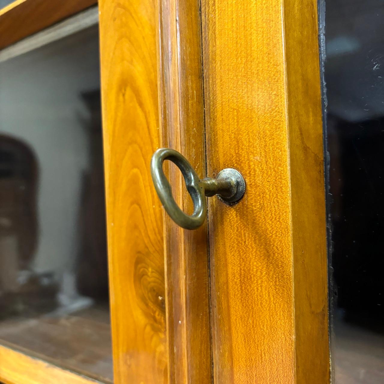 Antiker Eckschrank  Biedermeier um 1820  Schrank aus Kirschholz 3