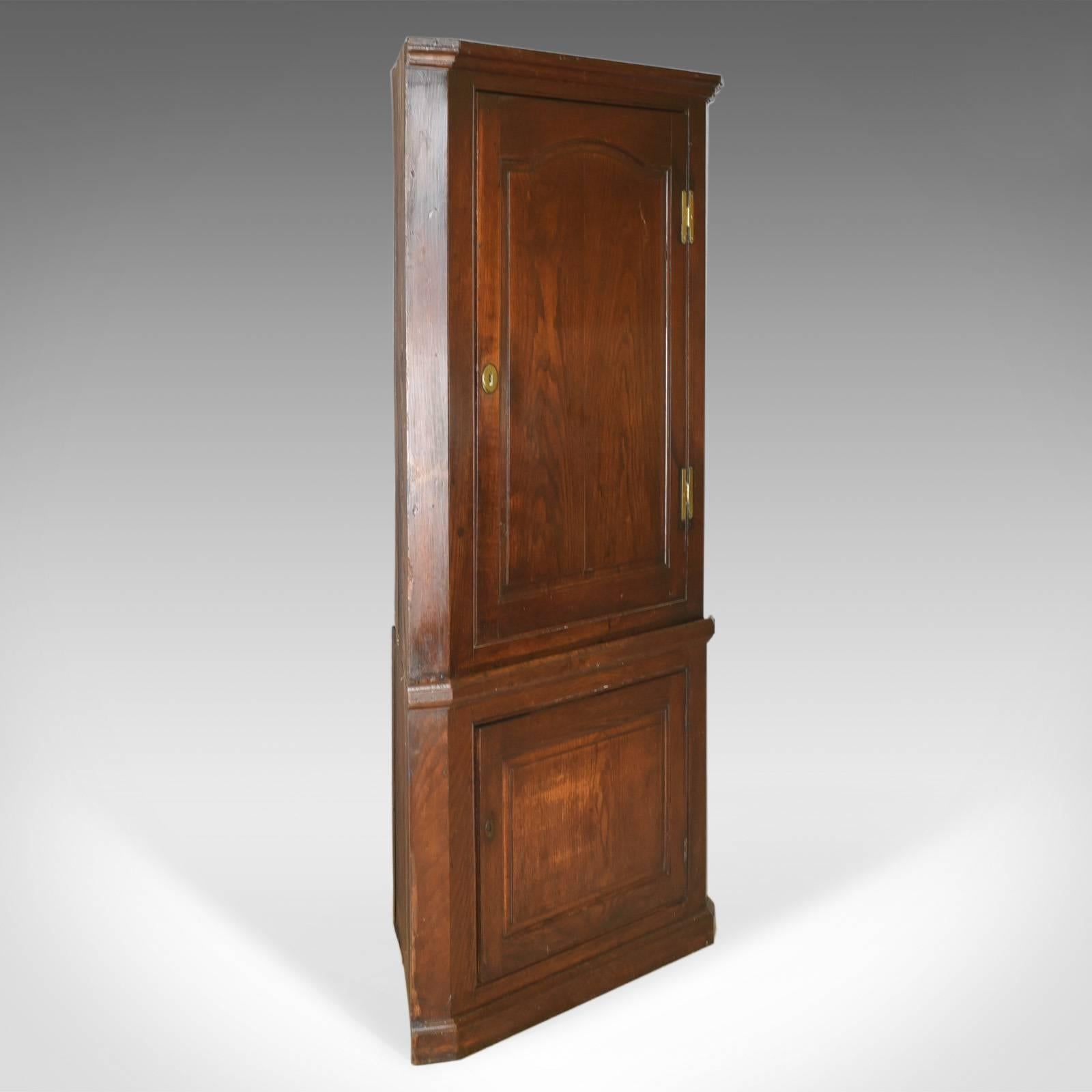This is an antique corner cabinet, an English oak, late Georgian floor standing cupboard dating to circa 1800.

Attractive deep tones to the oak with fine, consistent color
Attractive grain interest prominent through the wax polished
