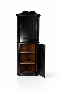 Armario esquinero antiguo en laca negra, estantería de dos niveles, finales del siglo XIX