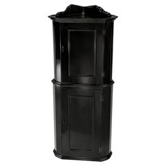 Armario esquinero antiguo en laca negra, estantería de dos niveles, finales del siglo XIX