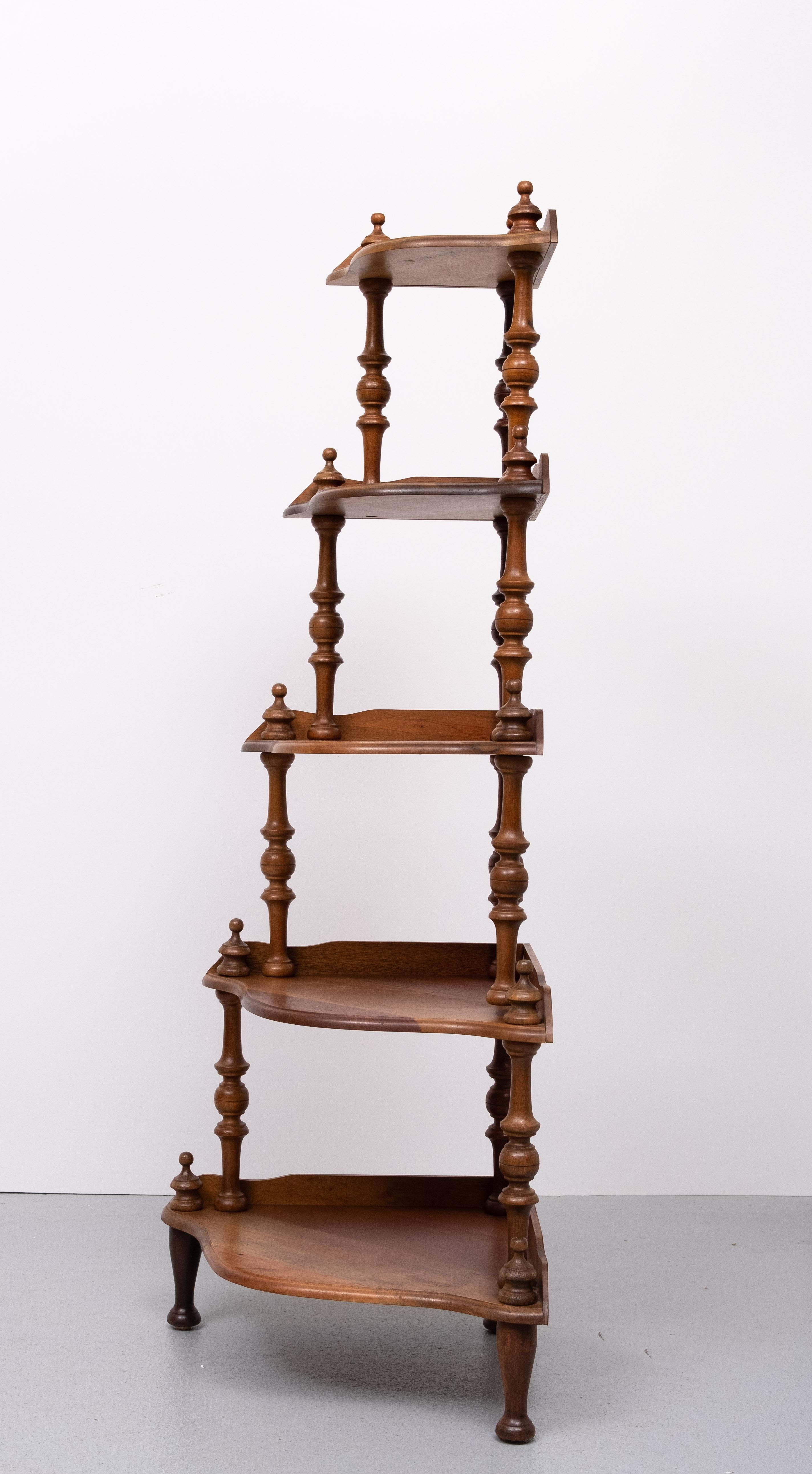 Bellissimo mobile ad angolo a 5 livelli, Wood Wood. Gli inglesi chiamano questo fenomeno 