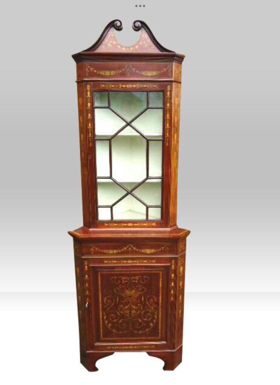 Stunning and very fine quality 19th Century Marquetry Inlay Antique Mahogany corner cabinet with broken arch pediment, Astagal glazed door and cupboard shelved base

Measures: 77.5ins high {197cms }
Requires corner 19ins deep}.