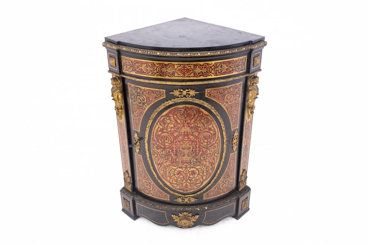 Un'antica cassettiera Boulle del 1860 circa.

Dimensioni: altezza 108 cm / larghezza 78 cm / profondità 57 cm
