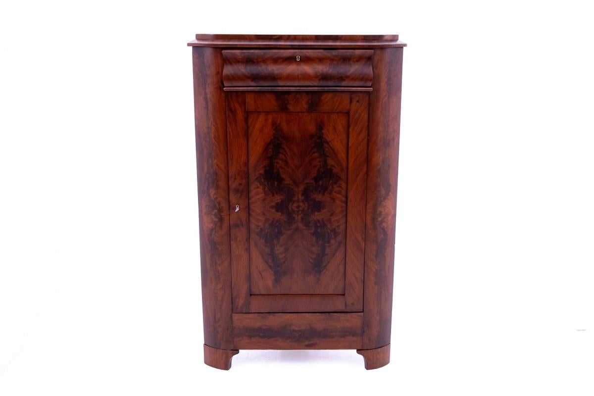 Meuble d'angle ancien de la fin du 19e siècle, Europe du Nord.

Le mobilier est en très bon état, après une rénovation professionnelle.

Dimensions : hauteur 161 cm / largeur 89 cm / profondeur 51 cm