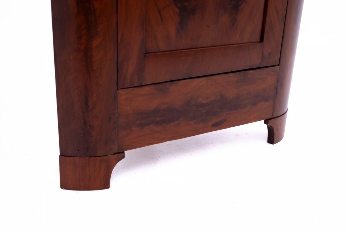 Classique américain Commode d'angle ancienne, Europe du Nord, vers 1880 en vente