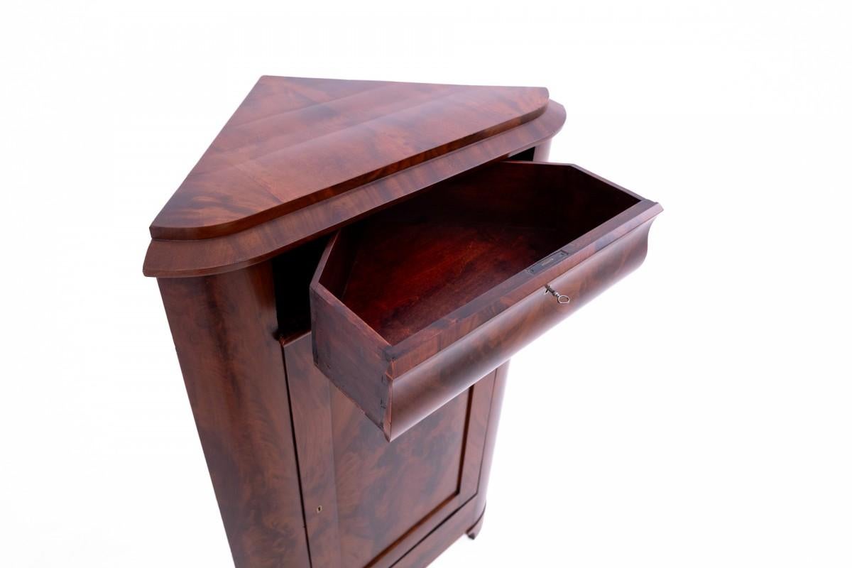 Noyer Commode d'angle ancienne, Europe du Nord, vers 1880 en vente